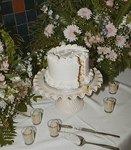 Wedding cake and floral table details